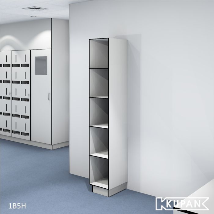 Perspectief aanzicht van de Kupan 1-koloms locker met 5 open vakken, ideaal voor gebruik in hygiënesluizen binnen ziekenhuizen en high-care gebieden. Perfect voor het ordelijk en veilig opbergen van kleding en essentiële apparatuur.