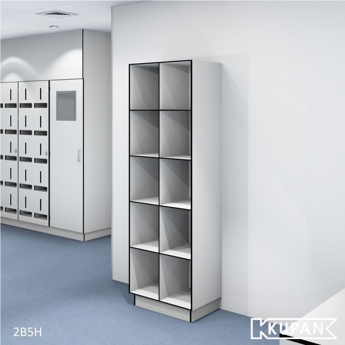 Perspectief aanzicht van de Kupan 2-koloms locker met 5 vakken, ideaal ontworpen om te voldoen aan IKB voorschriften voor de pluimvee- en varkenshouderij. Perfect voor het geordend en veilig opbergen van werkkleding en persoonlijke beschermingsmiddelen.