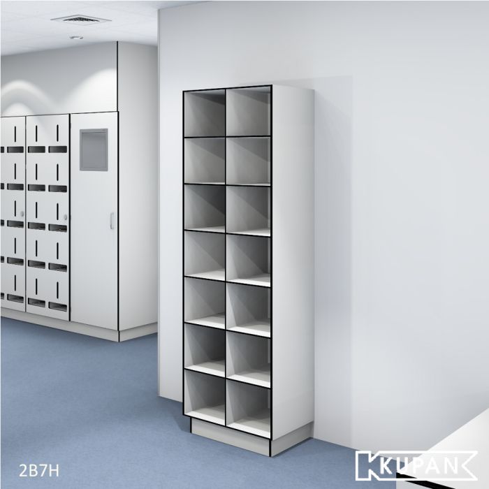 Perspectief aanzicht van de Kupan 2-koloms HPL locker met 14 open vakken, ideaal voor het georganiseerd opbergen van schoenen, kleding en persoonlijke beschermingsmiddelen in sectoren zoals ziekenhuizen, laboratoria en cleanrooms waar hoge hygiënenormen g