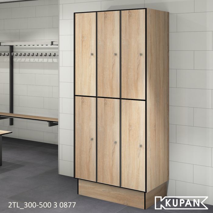 Foto 1: Perspectief aanzicht van Kupan hoge Compact HPL locker, met zitbanken en garderobe op de achtergrond, geschikt voor kleedruimtes.