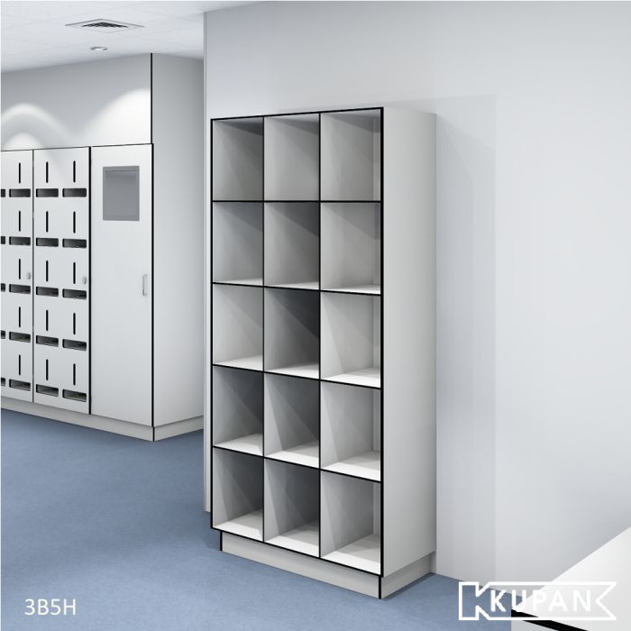 Perspectief aanzicht van de Kupan 3-koloms locker, ideaal voor de uitgifte van op maat gemaakte kledingstukken in high-care omgevingen en GMP-gecertificeerde faciliteiten. Biedt een georganiseerde en veilige opslagoplossing voor gespecialiseerde werkkledi