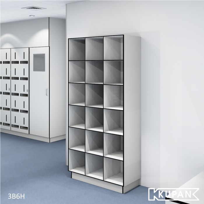 Perspectief aanzicht van de Kupan 3-koloms HPL locker met 6 open vakken, ideaal voor het opbergen van bedrijfsschoenen of voorgesorteerde setjes kleding in sectoren zoals ziekenhuizen, bio-industrie, laboratoria, universiteiten en onderzoeksinstellingen. 