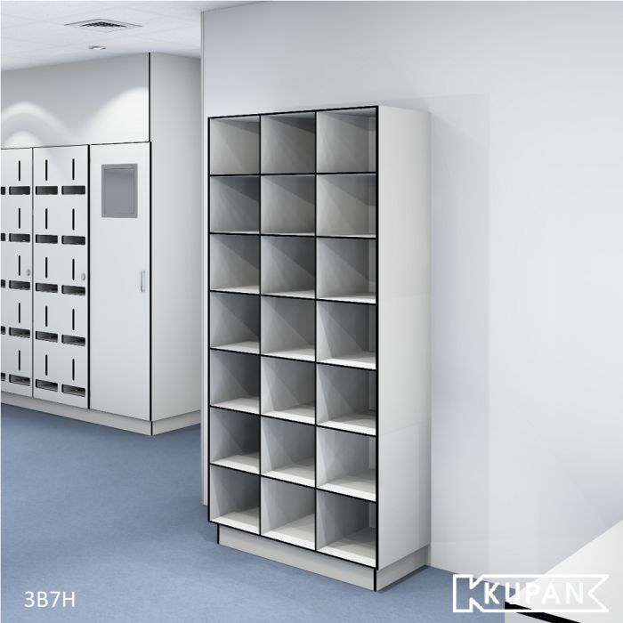 Perspectief aanzicht van de Kupan 3-koloms HPL locker met 21 open vakken, perfect voor het georganiseerd opbergen van een grote hoeveelheid items zoals schoenen, kledingsets en persoonlijke beschermingsmiddelen in ziekenhuizen, laboratoria en cleanrooms w