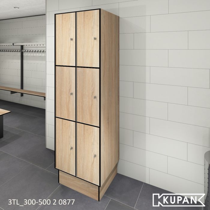 Light Sawcut Oak 0877 houtlook Lockers. Perspectief aanzicht van Kupan 3TL-300-500 locker, modulaire breedte van 300mm en diepte van 500mm, met zitbanken en garderobe op de achtergrond, geschikt voor kleedruimtes.