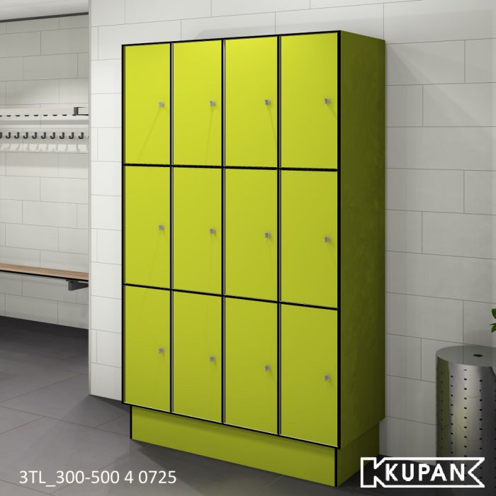 Perspectief aanzicht van Kupan 4-koloms 3TL-300-500 locker in Yellowish Green (kleur 0725), uitgerust met zachte dempertjes voor geluidsreductie, gemaakt van 8 en 13mm compact HPL materiaal, met zitbanken en garderobe op de achtergrond, geschikt voor klee
