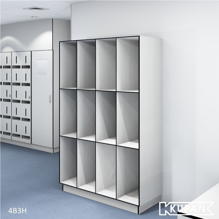 Perspectief aanzicht van de Kupan 4-koloms open locker, ontworpen voor ziekenhuizen, high-care gebieden en micro-elektronica omgevingen binnen ISO 14644 klasse 4-9 cleanrooms. Perfect voor het organiseren en beveiligen van essentiële kleding en uitrusting
