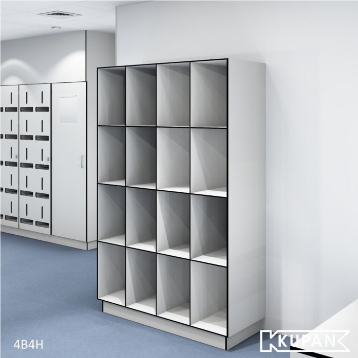Perspectief aanzicht van de Kupan 4-koloms locker met 4 open vakken, perfect voor gebruik in hygiënesluizen binnen ziekenhuizen, high-care gebieden en micro-elektronica omgevingen volgens ISO 14644 klasse 4-9. Uitstekend geschikt voor het ordelijk en veil