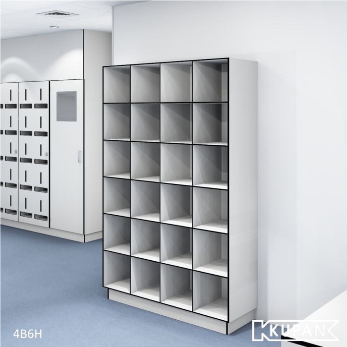 24 vakken Perspectief aanzicht van de Kupan 4-koloms HPL locker met 6 open vakken, ideaal voor het opbergen van bedrijfsschoenen of voorgesorteerde setjes kleding in sectoren zoals ziekenhuizen, bio-industrie, laboratoria, universiteiten en onderzoeksinst