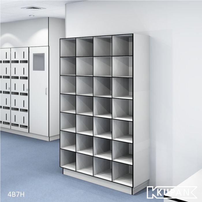 Perspectief aanzicht van de Kupan 3-koloms HPL locker met 28 open vakken, perfect voor het georganiseerd opbergen van een grote hoeveelheid items zoals schoenen, kledingsets en persoonlijke beschermingsmiddelen in ziekenhuizen, laboratoria en cleanrooms w