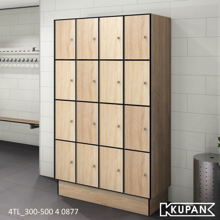 Perspectief aanzicht van de Kupan 4-koloms 4TL-300-500 locker in Light Sawcut Oak (kleur 0877), speciaal ontworpen voor gebruik in hygiënesluizen van sectoren zoals AGRI, pluimvee, voedselverwerking en farmaceutica, uitgerust met elektronische pincode- of