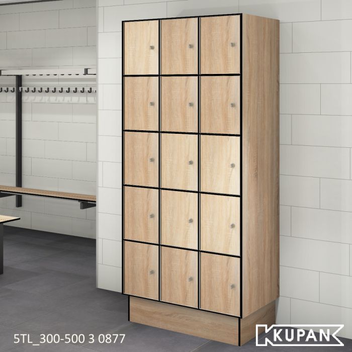 Perspectief aanzicht van de Kupan 3-koloms 5TL-300-500 locker in Light Sawcut Oak (kleur 0877), speciaal ontworpen voor de pluimveesector, perfect voor het opbergen van kleding, persoonlijke items, en hygiënisch materiaal, uitgerust met moderne beveiligin