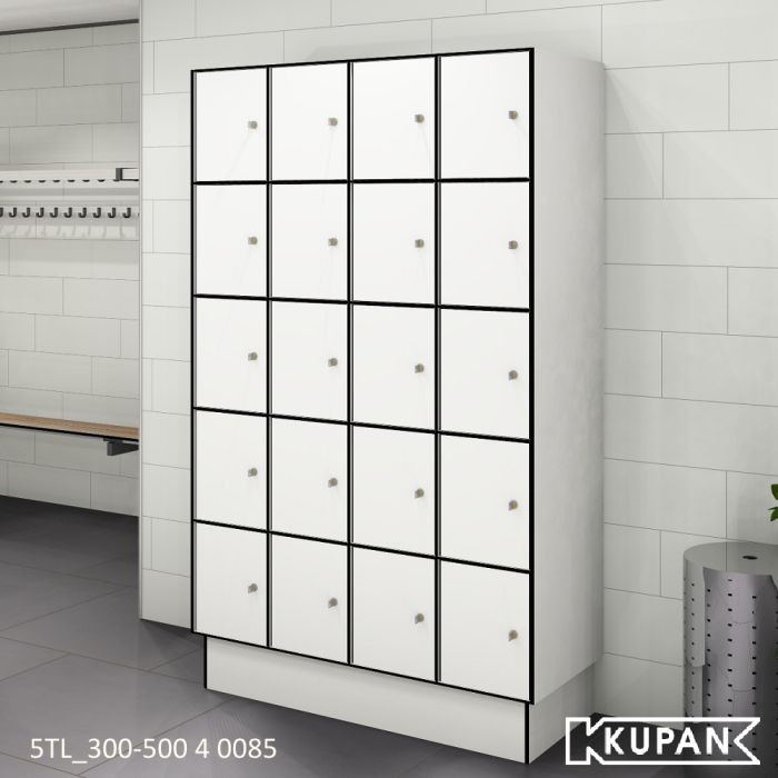 Perspectief aanzicht van de Kupan 4-koloms 5TL-300-500 locker in Wit (kleur 0085), ontworpen voor gebruik in kleedsluizen, perfect voor het opbergen van kleding, persoonlijke items en algemene benodigdheden, uitgerust met moderne beveiligingssystemen, ide