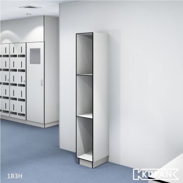 Perspectief aanzicht van de Kupan 1-koloms 3-vakken open vakkenkast, ontworpen voor gebruik in hygiënesluizen die toegang geven tot pharma, GMP, en ISO 14644 cleanrooms. Ideaal voor het opbergen en snel pakken van benodigde kleding en accessoires.
