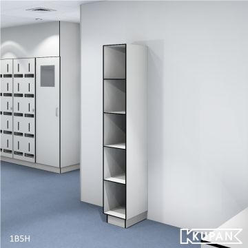 Perspectief aanzicht van de Kupan 1-koloms locker met 5 open vakken, ideaal voor gebruik in hygiënesluizen binnen ziekenhuizen en high-care gebieden. Perfect voor het ordelijk en veilig opbergen van kleding en essentiële apparatuur.