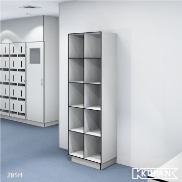 Perspectief aanzicht van de Kupan 2-koloms locker met 5 vakken, ideaal ontworpen om te voldoen aan IKB voorschriften voor de pluimvee- en varkenshouderij. Perfect voor het geordend en veilig opbergen van werkkleding en persoonlijke beschermingsmiddelen.