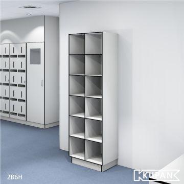 Perspectief aanzicht van de Kupan 2-koloms HPL locker met 6 open vakken, ideaal voor het opbergen van bedrijfsschoenen of voorgesorteerde setjes kleding in sectoren zoals ziekenhuizen, bio-industrie, laboratoria, universiteiten en onderzoeksinstellingen. 