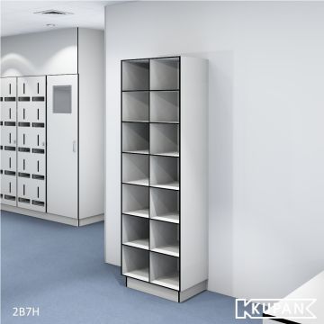 Perspectief aanzicht van de Kupan 2-koloms HPL locker met 14 open vakken, ideaal voor het georganiseerd opbergen van schoenen, kleding en persoonlijke beschermingsmiddelen in sectoren zoals ziekenhuizen, laboratoria en cleanrooms waar hoge hygiënenormen g