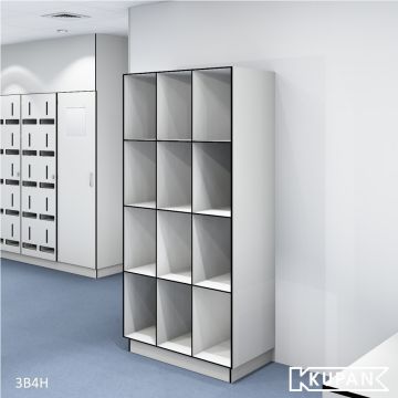 Perspectief aanzicht van de Kupan 3-koloms locker met 4 open vakken, ideaal ontworpen voor gebruik in hygiënesluizen binnen ziekenhuizen, high-care gebieden en micro-elektronica omgevingen conform ISO 14644 klasse 4-9. Perfect voor het geordend en veilig 