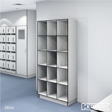 Perspectief aanzicht van de Kupan 3-koloms locker, ideaal voor de uitgifte van op maat gemaakte kledingstukken in high-care omgevingen en GMP-gecertificeerde faciliteiten. Biedt een georganiseerde en veilige opslagoplossing voor gespecialiseerde werkkledi