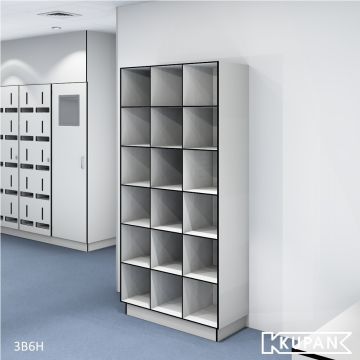 Perspectief aanzicht van de Kupan 3-koloms HPL locker met 6 open vakken, ideaal voor het opbergen van bedrijfsschoenen of voorgesorteerde setjes kleding in sectoren zoals ziekenhuizen, bio-industrie, laboratoria, universiteiten en onderzoeksinstellingen. 