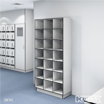 Perspectief aanzicht van de Kupan 3-koloms HPL locker met 21 open vakken, perfect voor het georganiseerd opbergen van een grote hoeveelheid items zoals schoenen, kledingsets en persoonlijke beschermingsmiddelen in ziekenhuizen, laboratoria en cleanrooms w