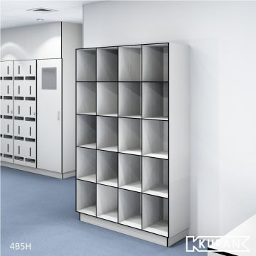 Perspectief aanzicht van de Kupan 4-koloms locker, ontworpen voor de op maat gesorteerde uitgave van kleding in sectoren zoals ziekenhuizen, bio-industrie, laboratoria, universiteiten en onderzoeksinstellingen. Biedt een georganiseerde en veilige opslagop