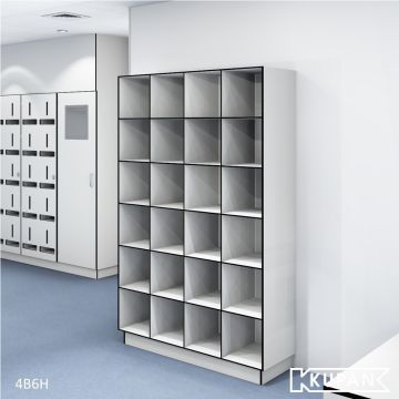 24 vakken Perspectief aanzicht van de Kupan 4-koloms HPL locker met 6 open vakken, ideaal voor het opbergen van bedrijfsschoenen of voorgesorteerde setjes kleding in sectoren zoals ziekenhuizen, bio-industrie, laboratoria, universiteiten en onderzoeksinst