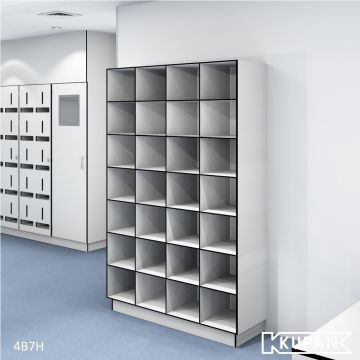Perspectief aanzicht van de Kupan 3-koloms HPL locker met 28 open vakken, perfect voor het georganiseerd opbergen van een grote hoeveelheid items zoals schoenen, kledingsets en persoonlijke beschermingsmiddelen in ziekenhuizen, laboratoria en cleanrooms w