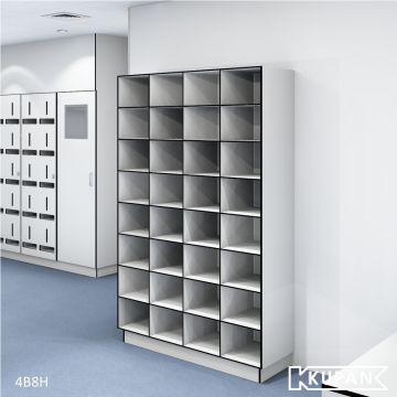 Perspectief aanzicht van de Kupan 4-koloms HPL locker met 32 open vakken, ideaal voor het georganiseerd opbergen van kleding, schoenen, en persoonlijke beschermingsmiddelen in sectoren zoals ziekenhuizen, laboratoria, en cleanrooms waar hoge hygiënenormen
