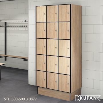Perspectief aanzicht van de Kupan 3-koloms 5TL-300-500 locker in Light Sawcut Oak (kleur 0877), speciaal ontworpen voor de pluimveesector, perfect voor het opbergen van kleding, persoonlijke items, en hygiënisch materiaal, uitgerust met moderne beveiligin