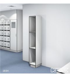 Perspectief aanzicht van de Kupan 1-koloms 3-vakken open vakkenkast, ontworpen voor gebruik in hygiënesluizen die toegang geven tot pharma, GMP, en ISO 14644 cleanrooms. Ideaal voor het opbergen en snel pakken van benodigde kleding en accessoires.
