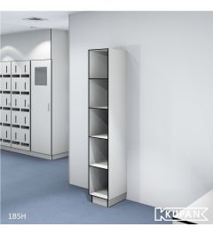 Perspectief aanzicht van de Kupan 1-koloms locker met 5 open vakken, ideaal voor gebruik in hygiënesluizen binnen ziekenhuizen en high-care gebieden. Perfect voor het ordelijk en veilig opbergen van kleding en essentiële apparatuur.