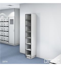 Perspectief aanzicht van de Kupan 1-koloms HPL locker met 7 open vakken, perfect voor het opbergen van schoenen in omgevingen zoals ziekenhuizen, laboratoria en cleanrooms waar hoge hygiënenormen gelden. Biedt een georganiseerde en toegankelijke opslagopl