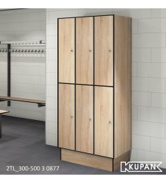 Foto 1: Perspectief aanzicht van Kupan hoge Compact HPL locker, met zitbanken en garderobe op de achtergrond, geschikt voor kleedruimtes.