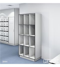 Perspectief aanzicht van de Kupan 3-koloms locker met 4 open vakken, ideaal ontworpen voor gebruik in hygiënesluizen binnen ziekenhuizen, high-care gebieden en micro-elektronica omgevingen conform ISO 14644 klasse 4-9. Perfect voor het geordend en veilig 