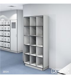 Perspectief aanzicht van de Kupan 3-koloms locker, ideaal voor de uitgifte van op maat gemaakte kledingstukken in high-care omgevingen en GMP-gecertificeerde faciliteiten. Biedt een georganiseerde en veilige opslagoplossing voor gespecialiseerde werkkledi