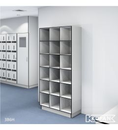 Perspectief aanzicht van de Kupan 3-koloms HPL locker met 6 open vakken, ideaal voor het opbergen van bedrijfsschoenen of voorgesorteerde setjes kleding in sectoren zoals ziekenhuizen, bio-industrie, laboratoria, universiteiten en onderzoeksinstellingen. 