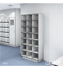 Perspectief aanzicht van de Kupan 3-koloms HPL locker met 21 open vakken, perfect voor het georganiseerd opbergen van een grote hoeveelheid items zoals schoenen, kledingsets en persoonlijke beschermingsmiddelen in ziekenhuizen, laboratoria en cleanrooms w