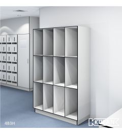 Perspectief aanzicht van de Kupan 4-koloms open locker, ontworpen voor ziekenhuizen, high-care gebieden en micro-elektronica omgevingen binnen ISO 14644 klasse 4-9 cleanrooms. Perfect voor het organiseren en beveiligen van essentiële kleding en uitrusting