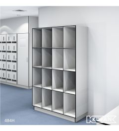 Perspectief aanzicht van de Kupan 4-koloms locker met 4 open vakken, perfect voor gebruik in hygiënesluizen binnen ziekenhuizen, high-care gebieden en micro-elektronica omgevingen volgens ISO 14644 klasse 4-9. Uitstekend geschikt voor het ordelijk en veil