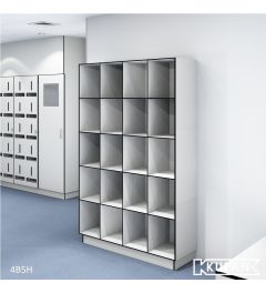 Perspectief aanzicht van de Kupan 4-koloms locker, ontworpen voor de op maat gesorteerde uitgave van kleding in sectoren zoals ziekenhuizen, bio-industrie, laboratoria, universiteiten en onderzoeksinstellingen. Biedt een georganiseerde en veilige opslagop