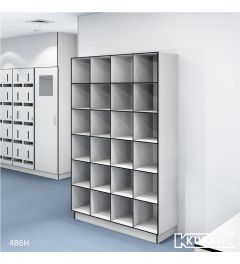 24 vakken Perspectief aanzicht van de Kupan 4-koloms HPL locker met 6 open vakken, ideaal voor het opbergen van bedrijfsschoenen of voorgesorteerde setjes kleding in sectoren zoals ziekenhuizen, bio-industrie, laboratoria, universiteiten en onderzoeksinst
