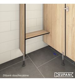 Zitbank met spatwand in een douche